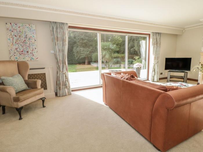 Branksome Wood House in Poole, Dorset. Close to amenities. Indoor swimming pool. Hot tub. Woodburner