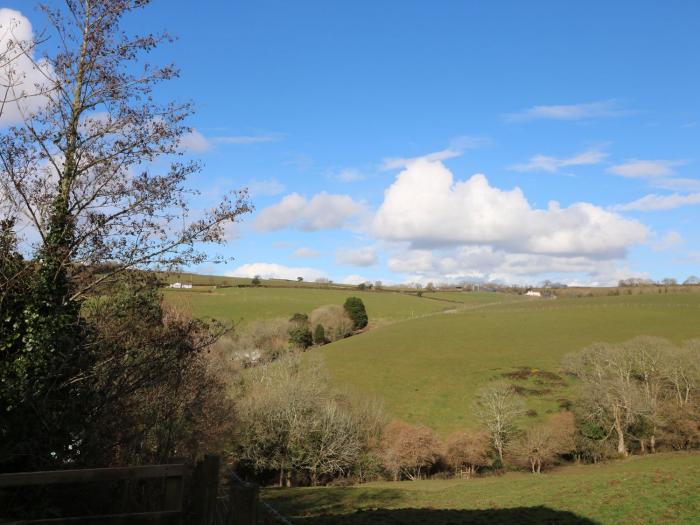 Penmarlam Quay Cottage is in Fowey, Cornwall. Close to amenities and a beach. Off-road parking. Dogs