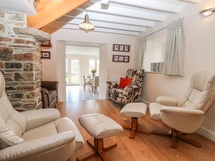 Penmarlam Quay Cottage is in Fowey, Cornwall. Close to amenities and a beach. Off-road parking. Dogs