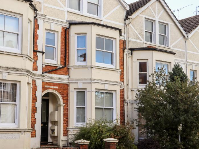 Grove Hill Road, Royal Tunbridge Wells, Kent. Close to shop and pub. Train station. WiFi.