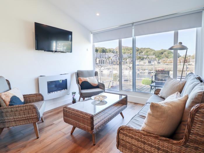 Snowdon Wharf is in Porthmadog, Gwynedd. Harbour views. Central location. Smart TV. Off-road parking