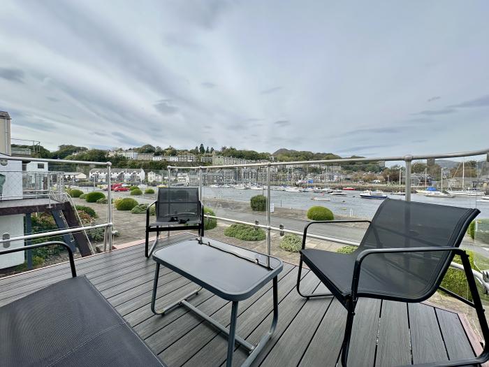 Snowdon Wharf is in Porthmadog, Gwynedd. Harbour views. Central location. Smart TV. Off-road parking