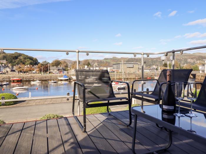 Snowdon Wharf is in Porthmadog, Gwynedd. Harbour views. Central location. Smart TV. Off-road parking