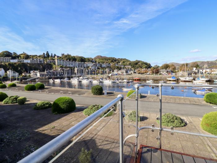 Snowdon Wharf is in Porthmadog, Gwynedd. Harbour views. Central location. Smart TV. Off-road parking