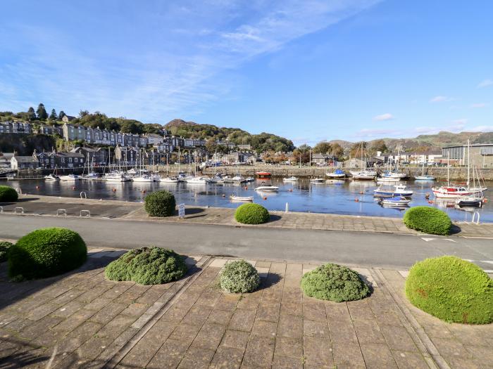 Snowdon Wharf is in Porthmadog, Gwynedd. Harbour views. Central location. Smart TV. Off-road parking