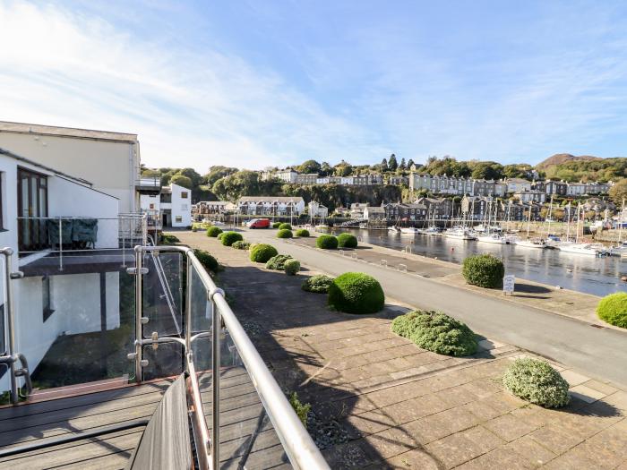 Snowdon Wharf is in Porthmadog, Gwynedd. Harbour views. Central location. Smart TV. Off-road parking