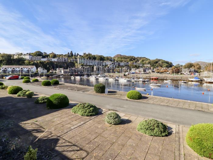 Snowdon Wharf is in Porthmadog, Gwynedd. Harbour views. Central location. Smart TV. Off-road parking