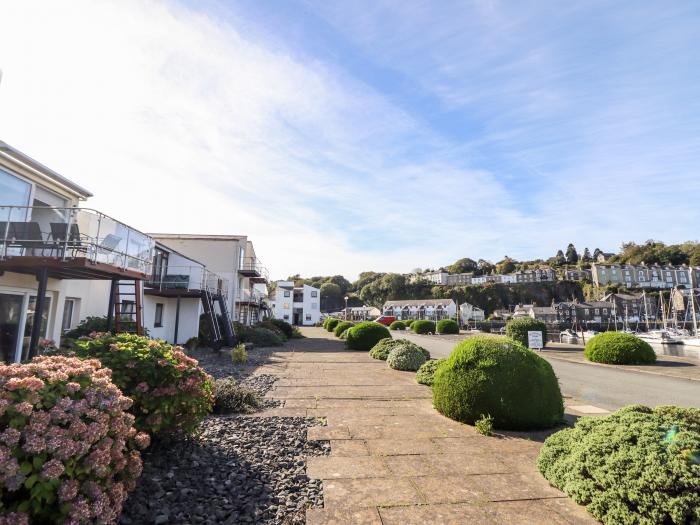 Snowdon Wharf is in Porthmadog, Gwynedd. Harbour views. Central location. Smart TV. Off-road parking