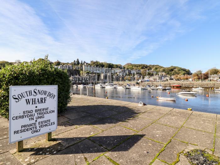 Snowdon Wharf is in Porthmadog, Gwynedd. Harbour views. Central location. Smart TV. Off-road parking