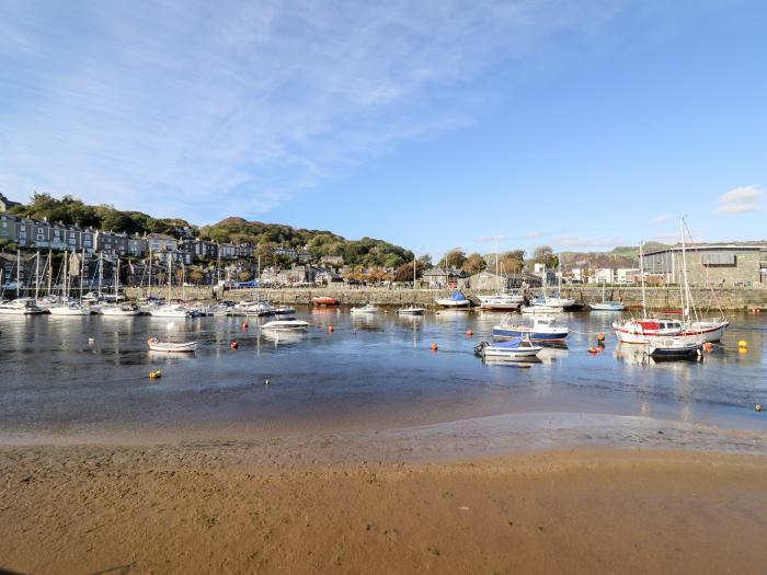 Snowdon Wharf is in Porthmadog, Gwynedd. Harbour views. Central location. Smart TV. Off-road parking