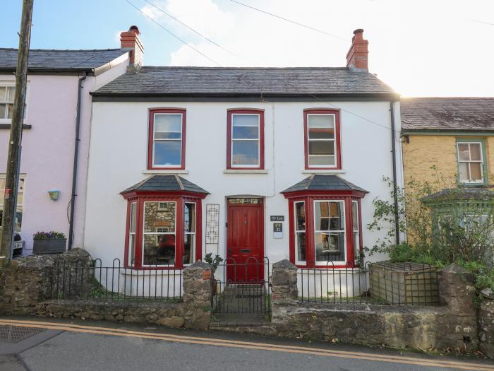 Ty Len, St Davids, Pembrokeshire. Three-bedroom, traditional cottage, near amenities and beach. Pets