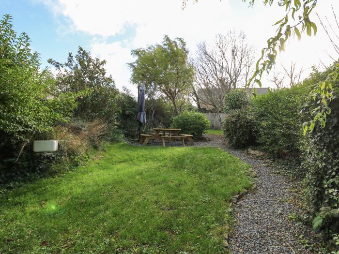 Ty Len, St Davids, Pembrokeshire. Three-bedroom, traditional cottage, near amenities and beach. Pets