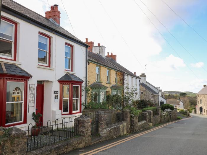 Ty Len, St Davids, Pembrokeshire. Three-bedroom, traditional cottage, near amenities and beach. Pets