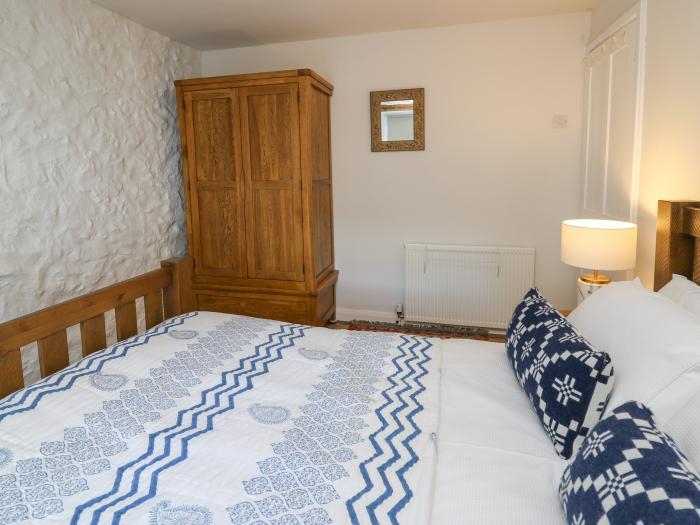 Ty Len, St Davids, Pembrokeshire. Three-bedroom, traditional cottage, near amenities and beach. Pets