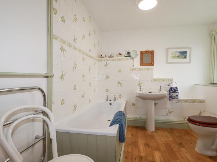 Trewillig Cottage, in Tredrizzick, Cornwall. Close to shop and beach. Pet-friendly. Enclosed garden.