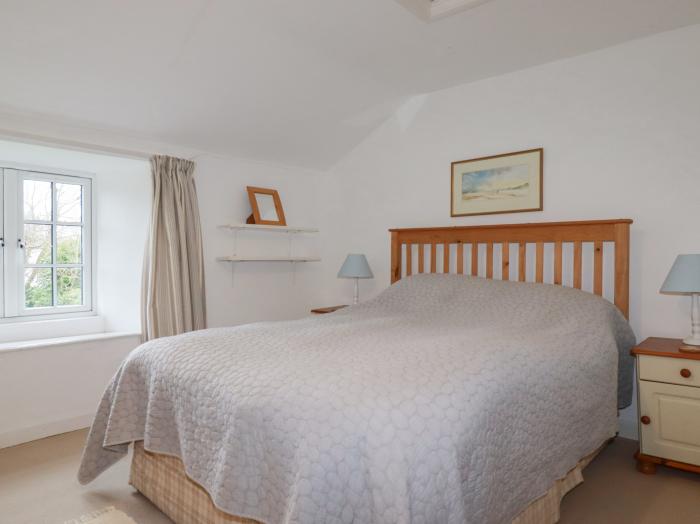 Trewillig Cottage, in Tredrizzick, Cornwall. Close to shop and beach. Pet-friendly. Enclosed garden.