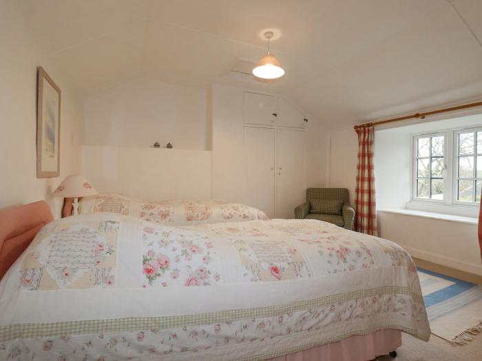 Trewillig Cottage, in Tredrizzick, Cornwall. Close to shop and beach. Pet-friendly. Enclosed garden.