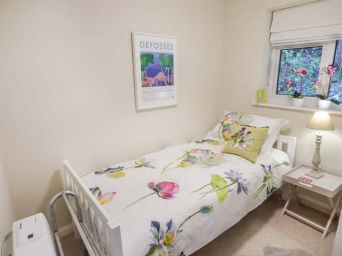 T'whit T'woo in Windermere, Cumbria. Two-bedroom bungalow in Lake District National Park. Near shops