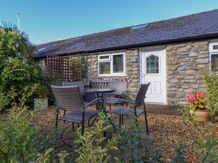 Tan Isa, Harlech, Gwynedd. Bungalow. Situated below Harlech Castle. Nearby shop, pub and beach. WiFi