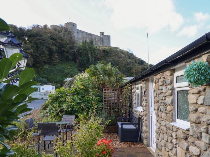 Tan Isa, Harlech, Gwynedd. Bungalow. Situated below Harlech Castle. Nearby shop, pub and beach. WiFi