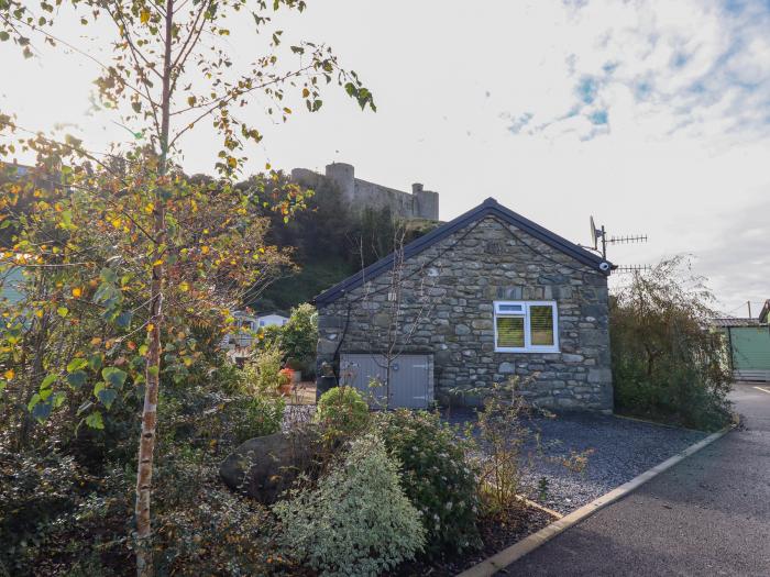 Tan Isa, Harlech, Gwynedd. Bungalow. Situated below Harlech Castle. Nearby shop, pub and beach. WiFi