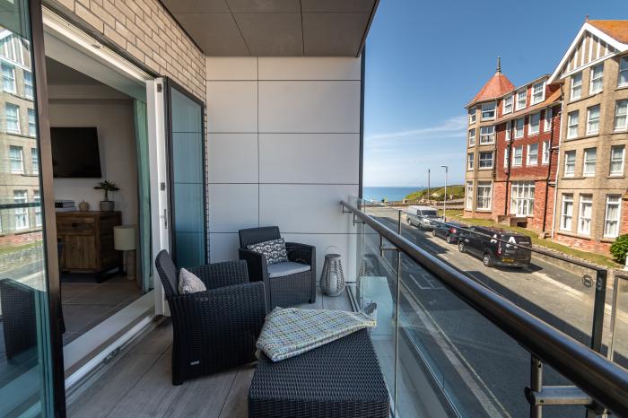 31 Cliff Edge, Newquay, Cornwall. Second-floor apartment set in a contemporary building. Sea vistas.