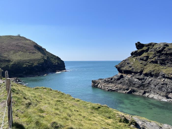 Harbour Light, Boscastle, Cornwall. Riverside views. Pet-friendly. Local walks. Close to shop, pubs.