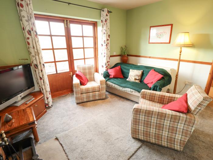 Ratty's Retreat, Candlesby near Partney, Lincolnshire. Countryside views. Near AONB. Pets. WiFi. TV.