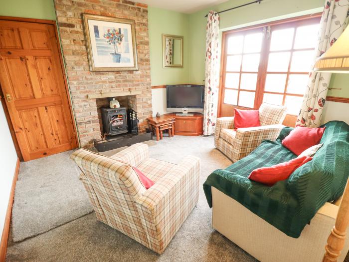 Ratty's Retreat, Candlesby near Partney, Lincolnshire. Countryside views. Near AONB. Pets. WiFi. TV.