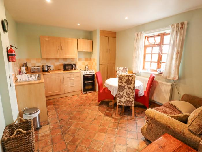 Ratty's Retreat, Candlesby near Partney, Lincolnshire. Countryside views. Near AONB. Pets. WiFi. TV.