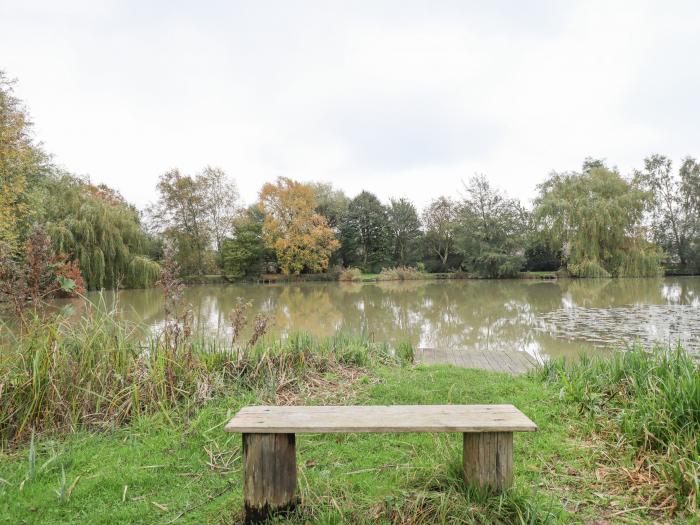 Ratty's Retreat, Candlesby near Partney, Lincolnshire. Countryside views. Near AONB. Pets. WiFi. TV.