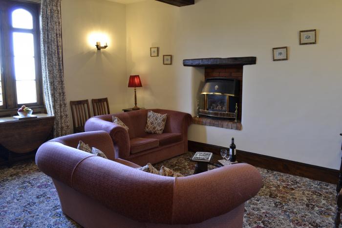 West Tower Apartment, Berrynarbor nr Ilfracombe, Devon. Private parking. Dog-friendly. Shared pool.