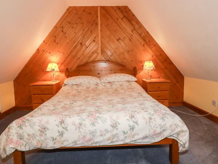 The Granary is in Stratton, Cornwall. Open-plan. Smart TV. Woodburning stove. Off-road parking. Dogs