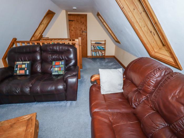 The Granary is in Stratton, Cornwall. Open-plan. Smart TV. Woodburning stove. Off-road parking. Dogs