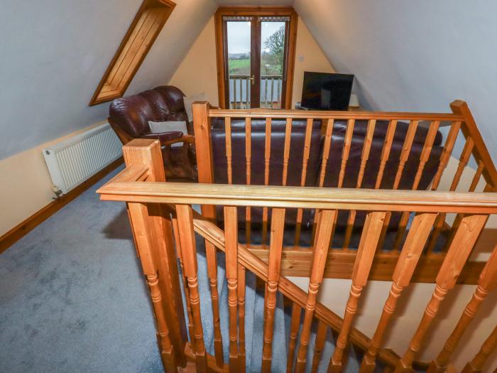 The Granary is in Stratton, Cornwall. Open-plan. Smart TV. Woodburning stove. Off-road parking. Dogs