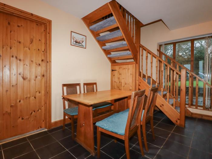 The Granary is in Stratton, Cornwall. Open-plan. Smart TV. Woodburning stove. Off-road parking. Dogs