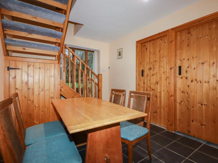 The Granary is in Stratton, Cornwall. Open-plan. Smart TV. Woodburning stove. Off-road parking. Dogs