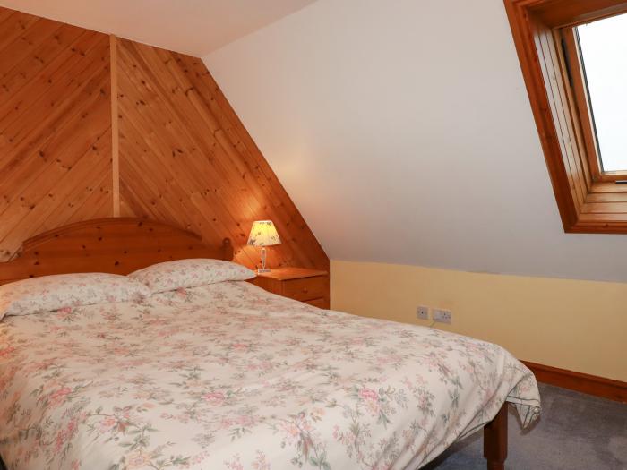 The Granary is in Stratton, Cornwall. Open-plan. Smart TV. Woodburning stove. Off-road parking. Dogs