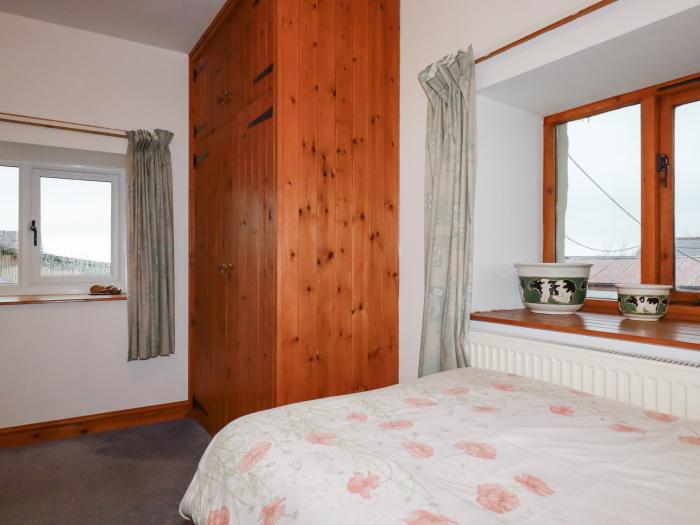 The Granary is in Stratton, Cornwall. Open-plan. Smart TV. Woodburning stove. Off-road parking. Dogs