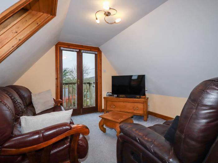 The Granary is in Stratton, Cornwall. Open-plan. Smart TV. Woodburning stove. Off-road parking. Dogs