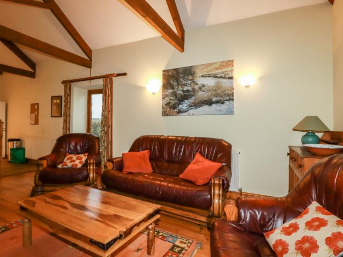 Duck House is in Stratton, Cornwall. Open-plan. Smart TV. Woodburning stove. Off-road parking. Dogs.