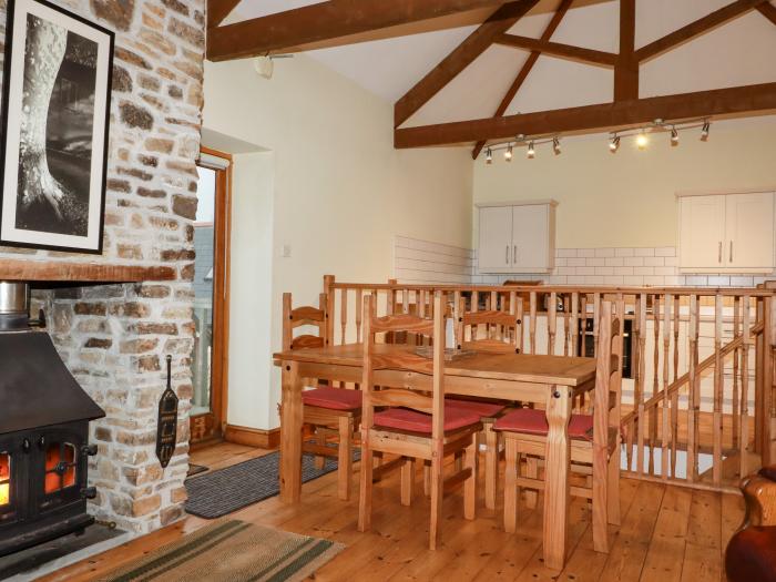 Duck House is in Stratton, Cornwall. Open-plan. Smart TV. Woodburning stove. Off-road parking. Dogs.