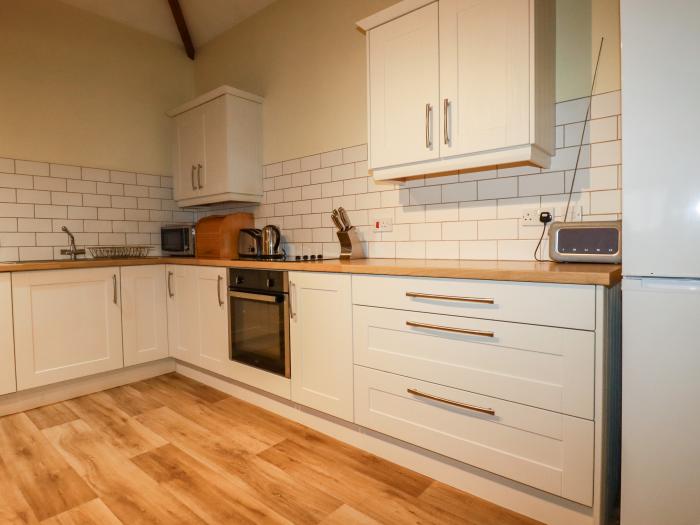 Duck House is in Stratton, Cornwall. Open-plan. Smart TV. Woodburning stove. Off-road parking. Dogs.