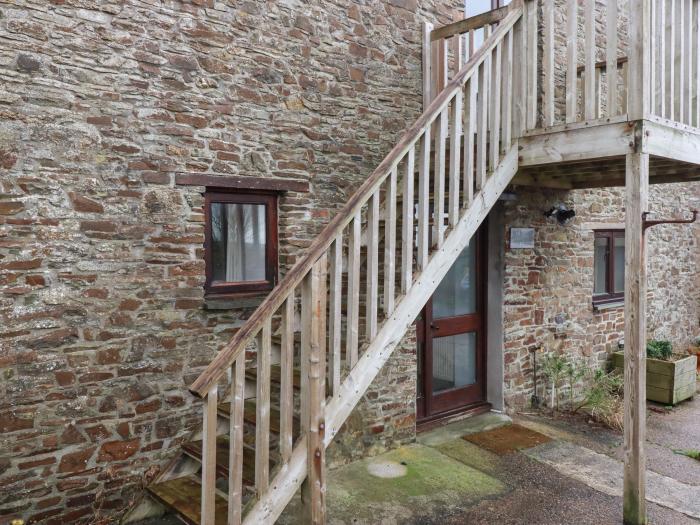 Duck House is in Stratton, Cornwall. Open-plan. Smart TV. Woodburning stove. Off-road parking. Dogs.