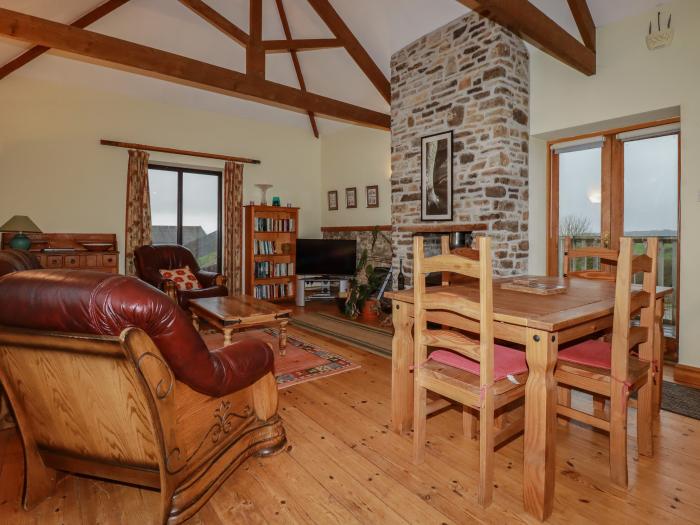 Duck House is in Stratton, Cornwall. Open-plan. Smart TV. Woodburning stove. Off-road parking. Dogs.