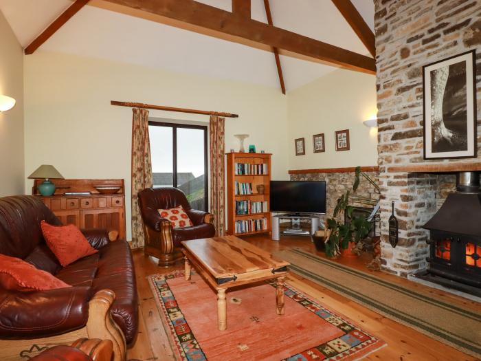 Duck House is in Stratton, Cornwall. Open-plan. Smart TV. Woodburning stove. Off-road parking. Dogs.