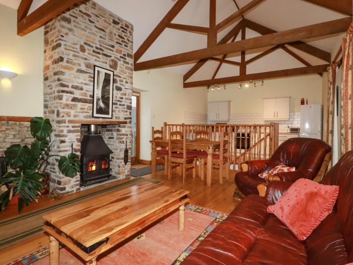 Duck House is in Stratton, Cornwall. Open-plan. Smart TV. Woodburning stove. Off-road parking. Dogs.