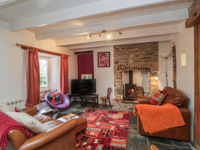 Pendragon Cottage Lerryn, Cornwall. Pet-friendly. River views. Close to amenities. Woodburning stove