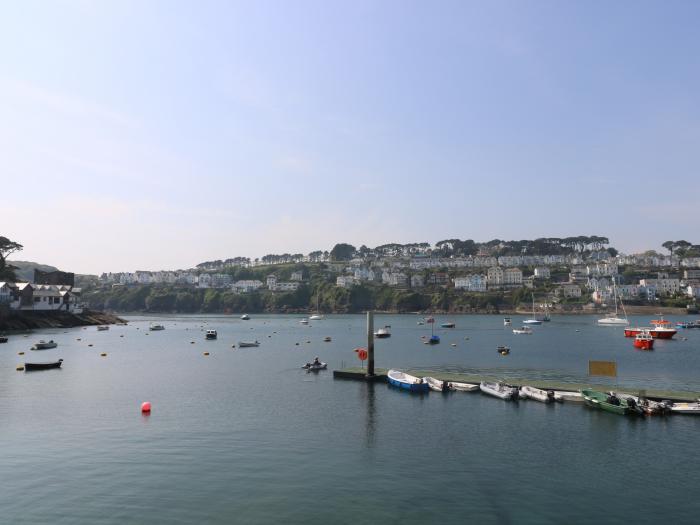 Pendragon Cottage Lerryn, Cornwall. Pet-friendly. River views. Close to amenities. Woodburning stove