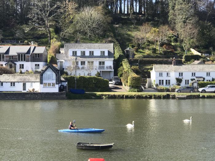 Pendragon Cottage Lerryn, Cornwall. Pet-friendly. River views. Close to amenities. Woodburning stove